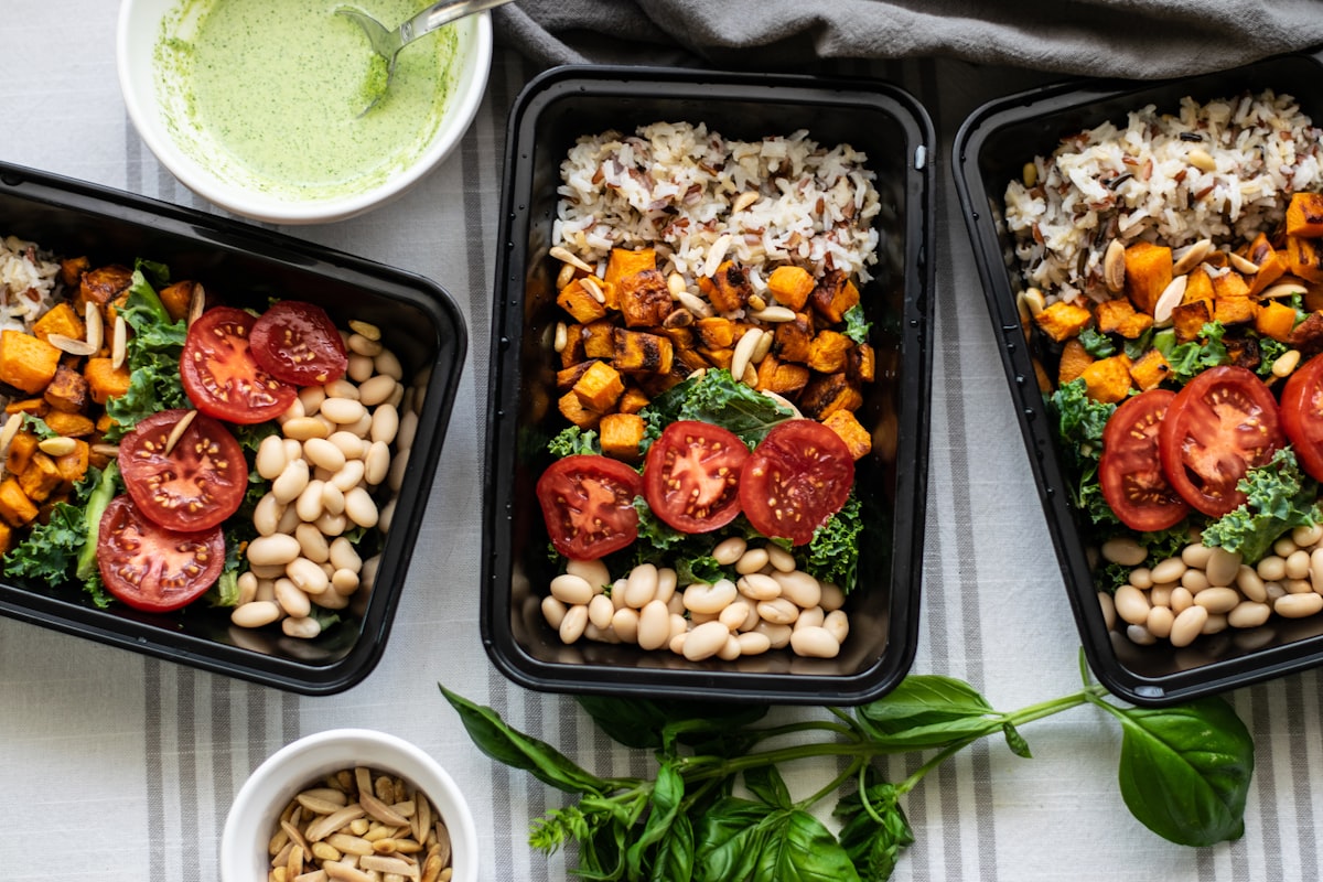 Nutricionista revisando plan de alimentación saludable
