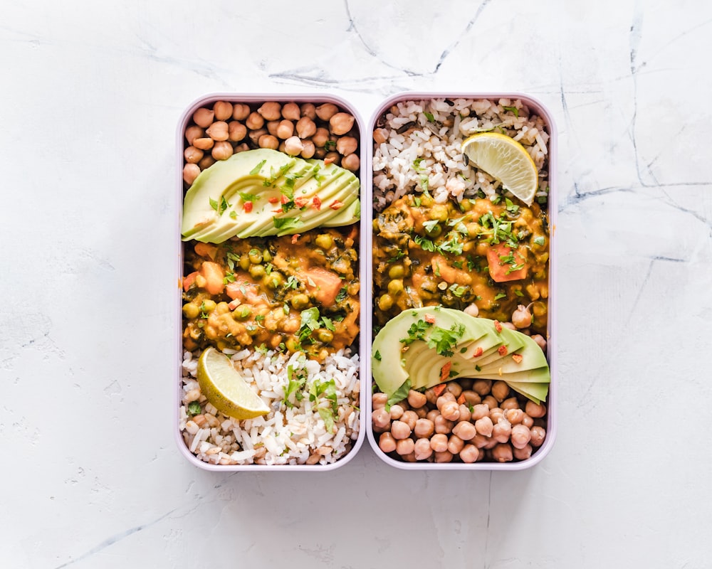 Ensalada mediterránea con quinoa y vegetales frescos